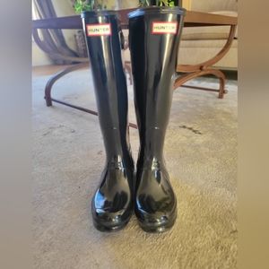 Hunter boots adjustable. Black. Size 9. Great condition.  Fleece socks included